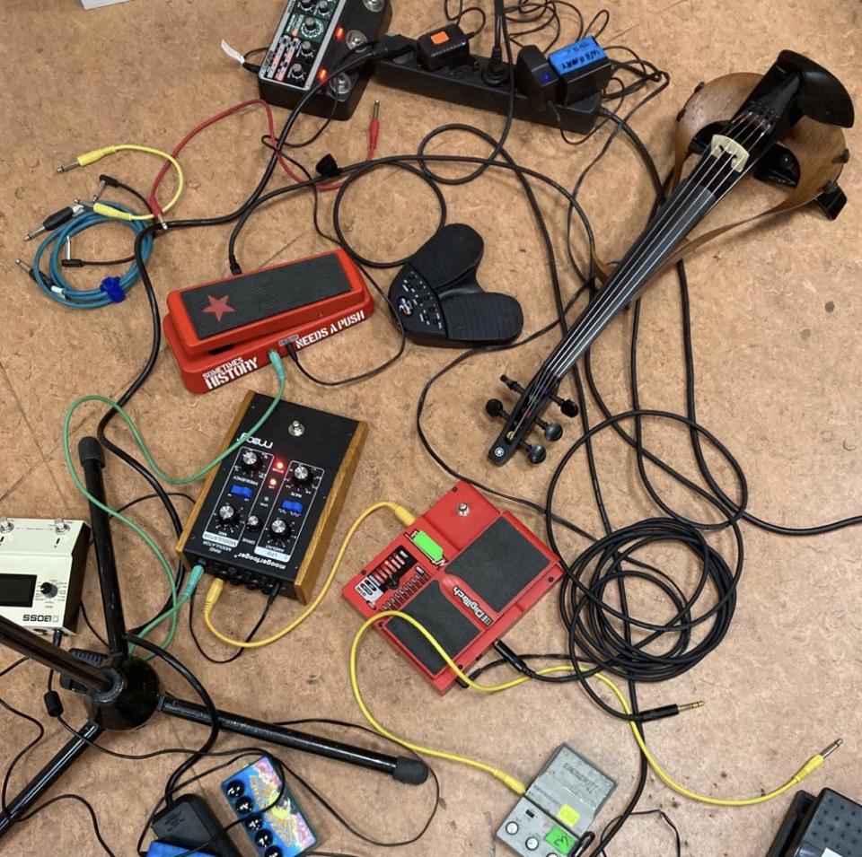 Guitar effect pedals and lots of cables that Hanna Weirich used in the composition Wälzung