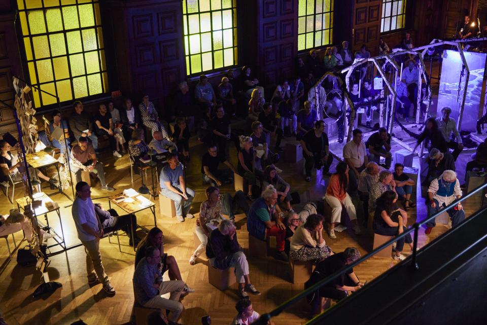 Audience spreading out between the sound installation in Salle comunale du Faubourg
